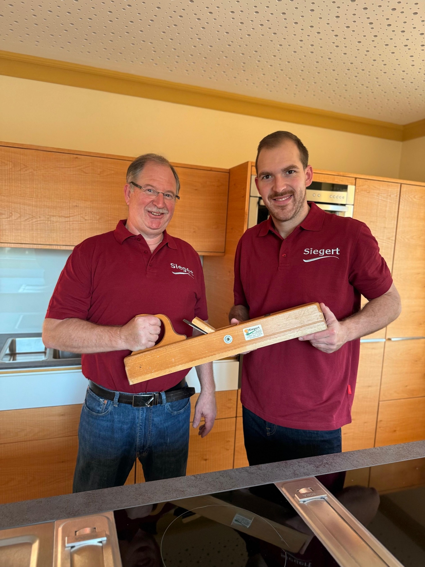 Reinhard und Martin Siegert mit historischem Schreinerhobel