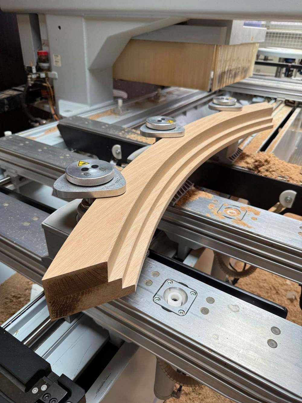 Gebogenes Eichenholz-Profil in der CNC-Aufspannung