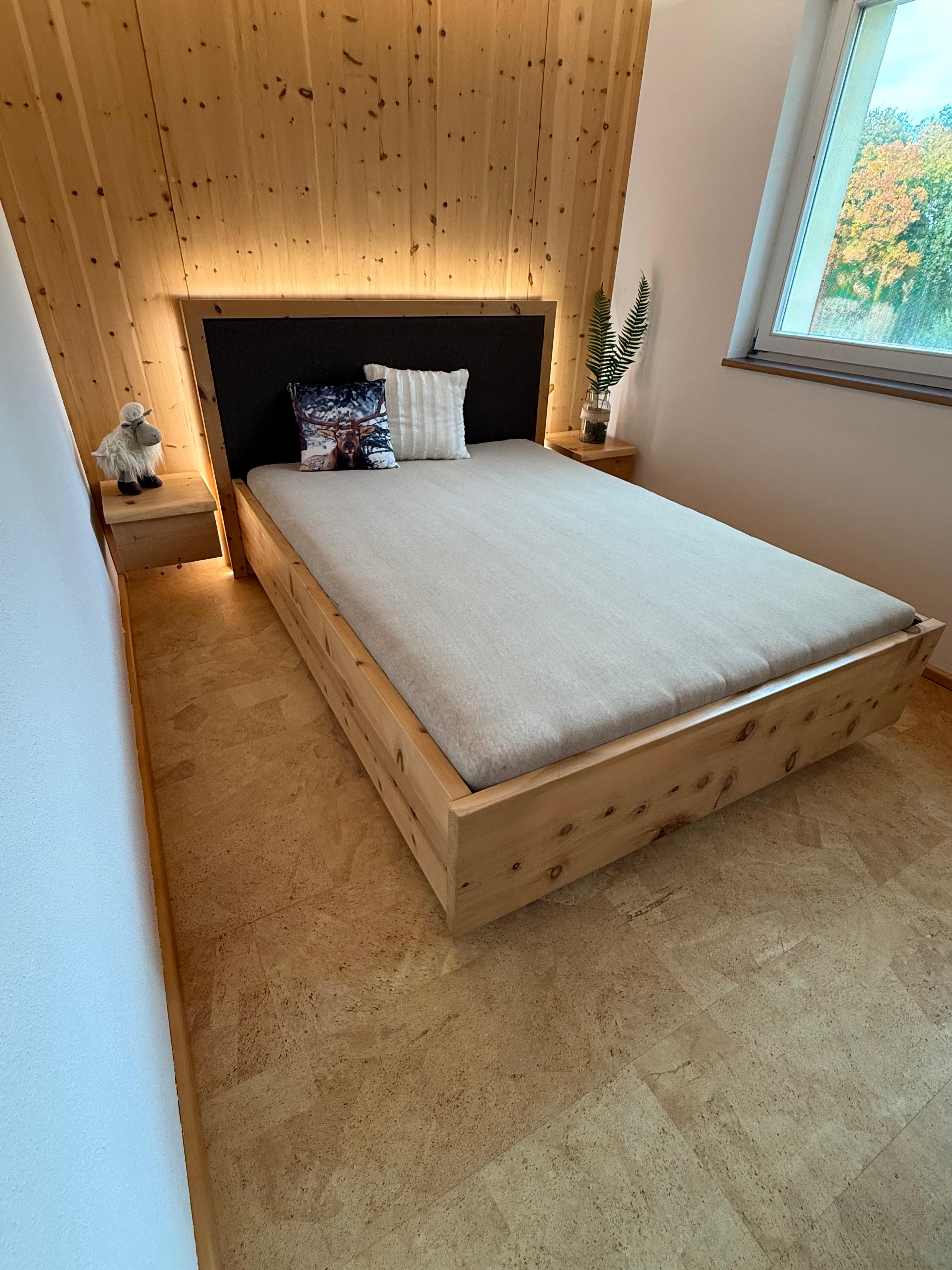 Bett aus Massivholz