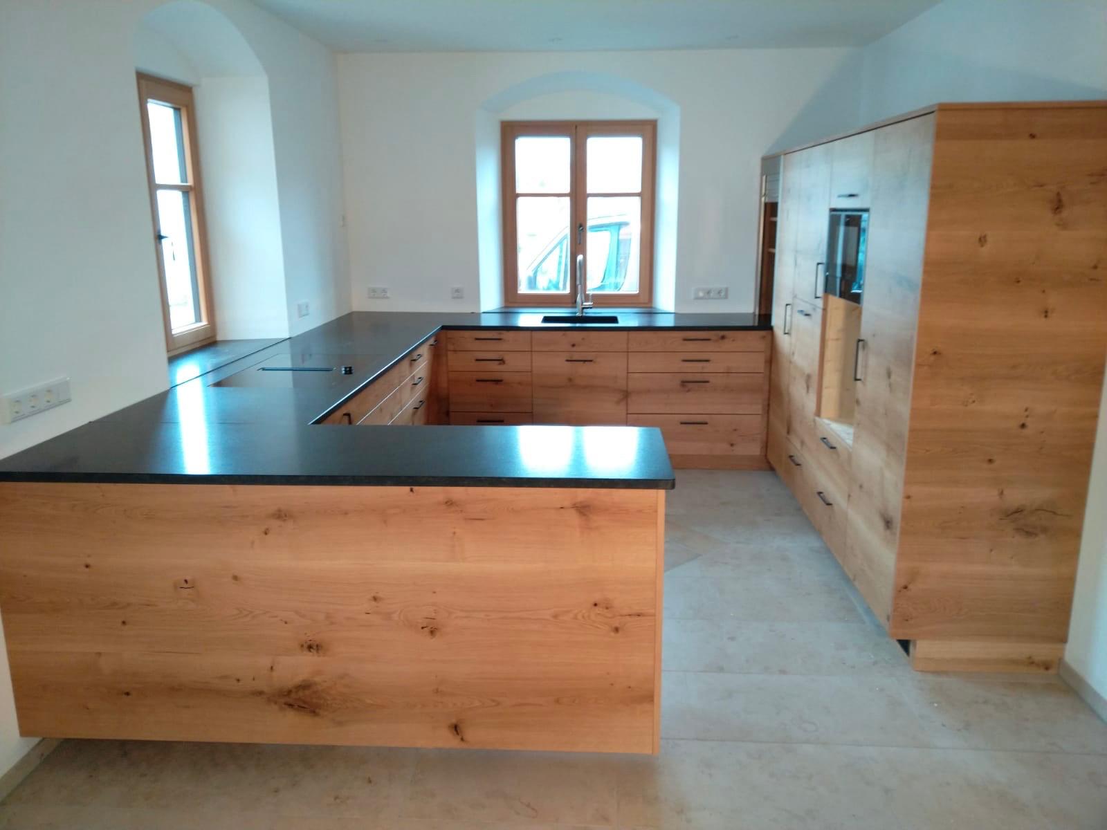 Schreinerküche 4 – Massivholz, Naturstein, Hightech-Geräte